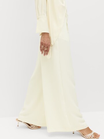 Wide leg Pantaloni di Marks & Spencer in beige