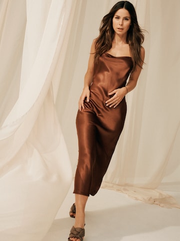 A LOT LESS Dress 'Ela' in Brown