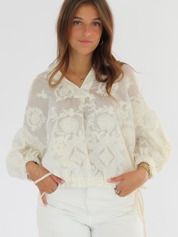 Honnête Atelier Blouse 'Edie' in White: front