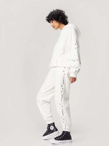 florence by mills exclusive for ABOUT YOU Tapered Pants 'Lilli' in White