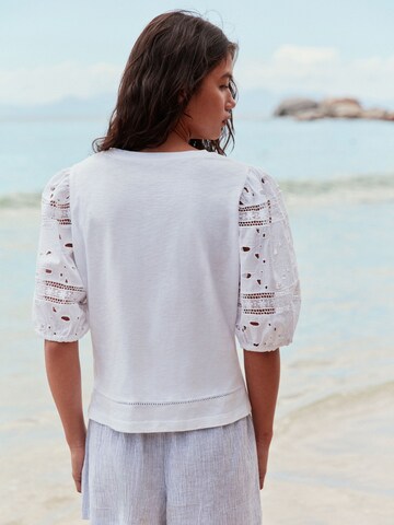 Tricou de la Next pe alb