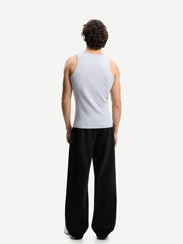 Bershka Loose fit Trousers in Black