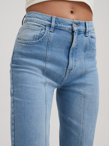 RÆRE by Lorena Rae Flared Jeans 'Tania Tall' in Blauw