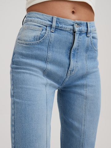 RÆRE by Lorena Rae Flared Jeans 'Tania Tall' in Blau