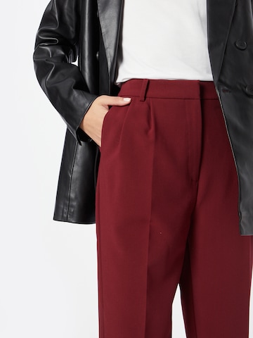 Slimfit Pantaloni con pieghe di Warehouse in rosso