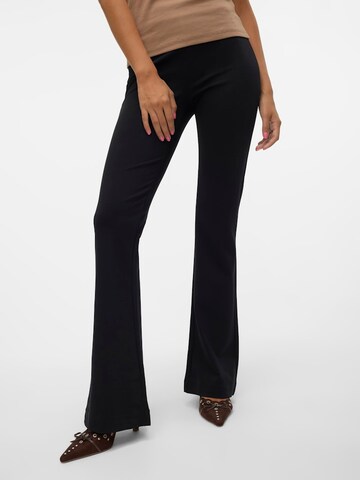 VERO MODA Flared Παντελόνι 'Kamma' σε μαύρο