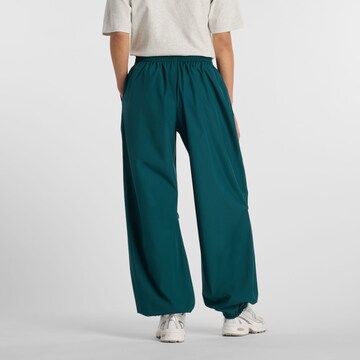 new balance Loosefit 'Trackside Woven Pant'. in Grün
