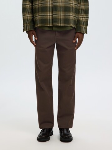 Regular Pantalon chino 'SLMMILES' SELECTED en marron : devant