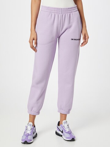 On Vacation Club - Loosefit Pantalón 'Palm' en lila: frente