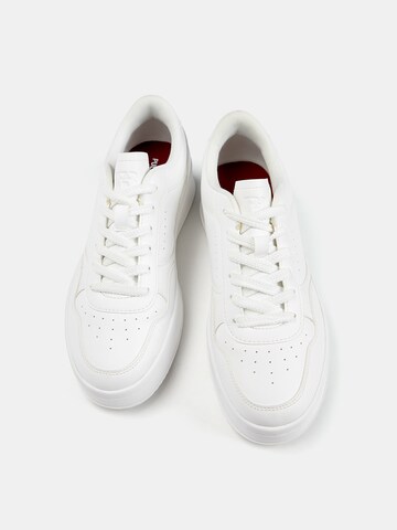 Sneaker bassa di Pull&Bear in bianco