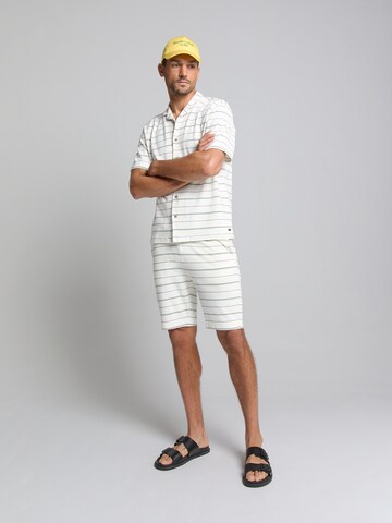 No Excess Regular Shorts in Weiß
