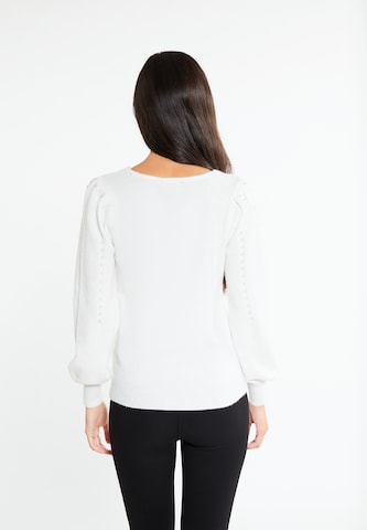 Pullover di faina in bianco