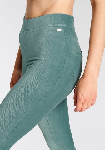 évasé Pantalon LASCANA en vert