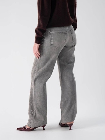 MND Loosefit Jeans 'Jeans wide leg con strass' i grå