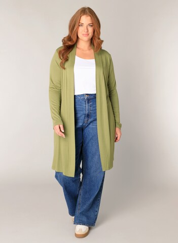 BASE LEVEL CURVY Strickjacke in Grün: Vorderseite