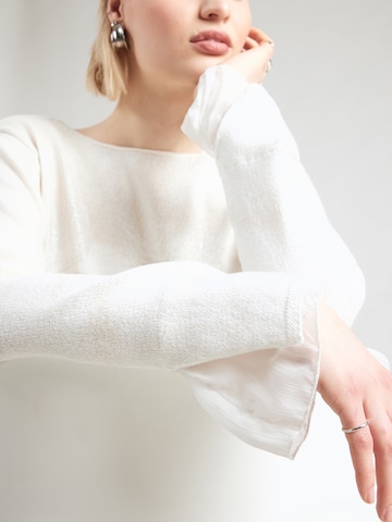 Pullover di monari in bianco