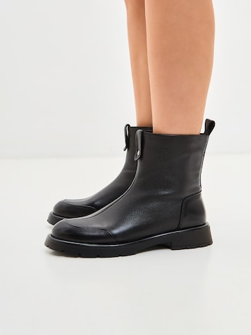 CESARE GASPARI Ankle Boots in Schwarz