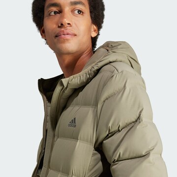ADIDAS SPORTSWEAR - Casaco outdoor 'Helionic' em verde