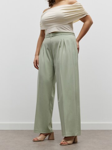 Wide leg Pantaloni con piega frontale di CITA MAASS in verde: frontale