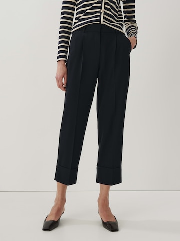 Someday Regular Pleat-Front Pants 'Cisan' in Blue: front
