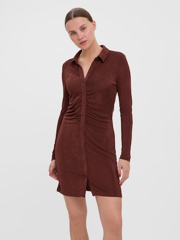 VERO MODA - Vestido camisero en marrón: frente