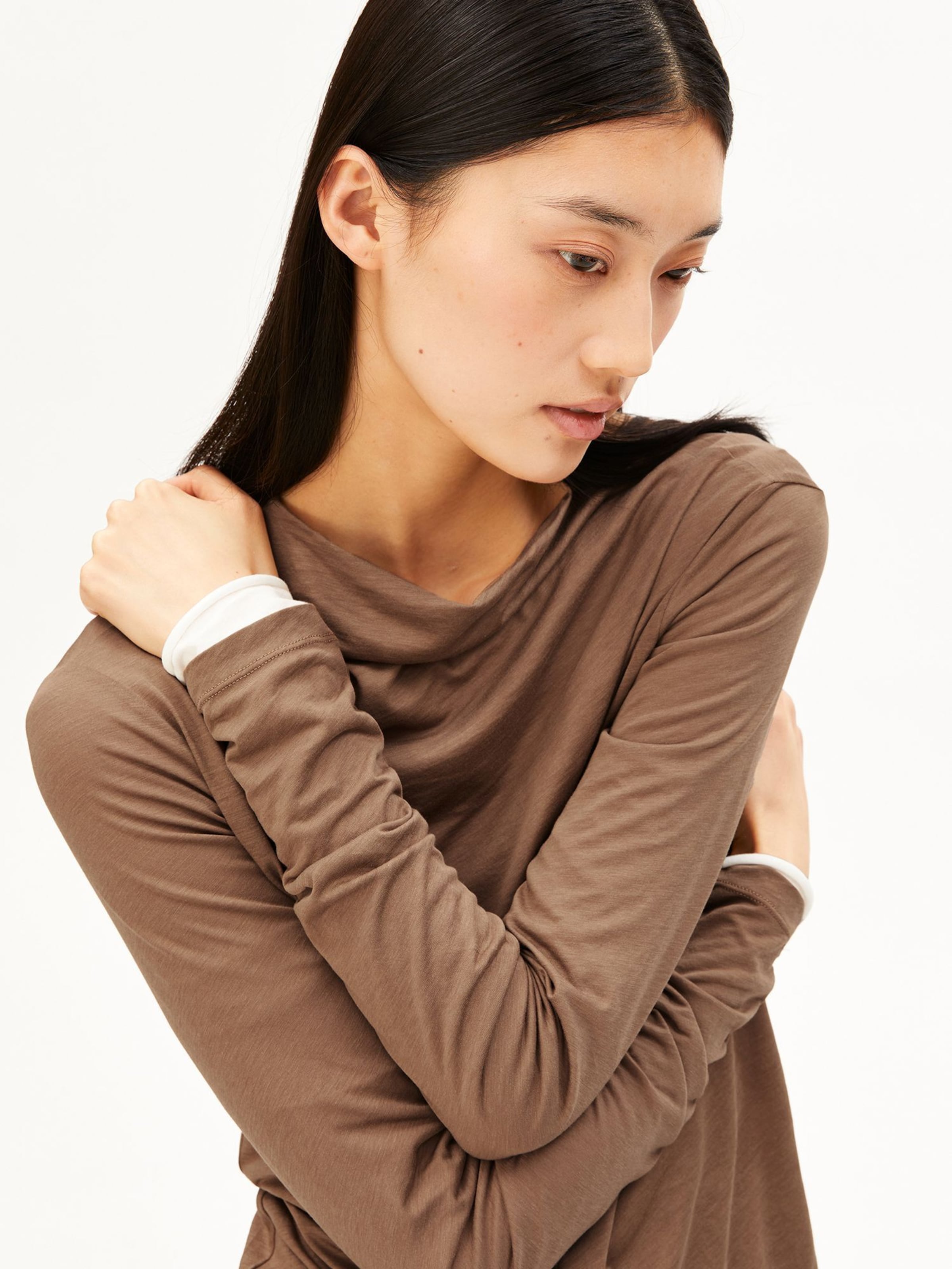 ARMEDANGELS Shirt in Bruin: voorkant