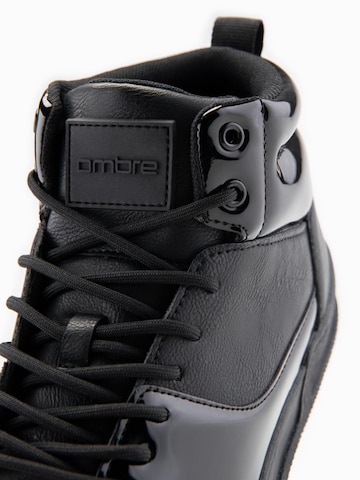 Sneaker alta di Ombre in nero