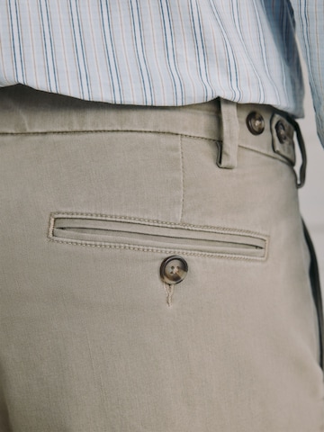 regular Pantaloni con piega frontale di Next in grigio