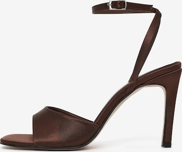 Derimod Sandalen met riem in Bruin: voorkant