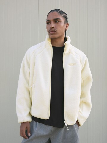 Jachetă  fleece de la Bershka pe bej: față