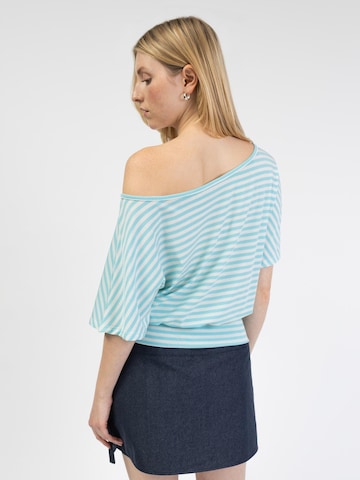 BROKE + SCHÖN Shirt 'Gestreiftes Offshoulder T-Shirt'‌ in Blau