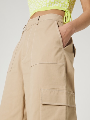 florence by mills exclusive for ABOUT YOU - Pierna ancha Pantalón cargo 'Storm Watch' en beige