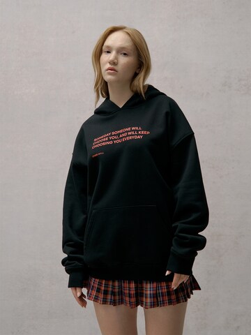 Netflix Collection Sweatshirt in Black