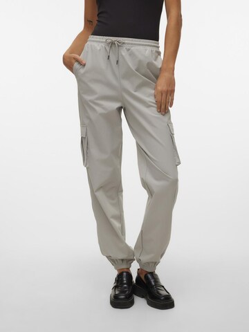 VERO MODA Loose fit Cargo Pants 'KIMBERLY ' in Grey: front