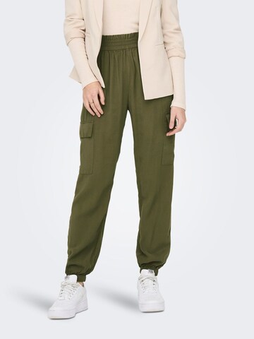 Effilé Pantalon cargo 'Aris' ONLY en vert : devant