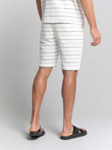 No Excess Regular Shorts in Weiß