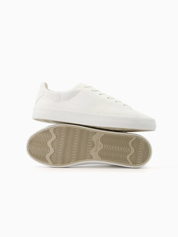 Sneaker low de la Bershka pe alb