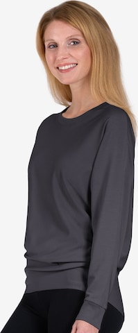 Magadi Sportpullover 'Anna' in Grau: Vorderseite