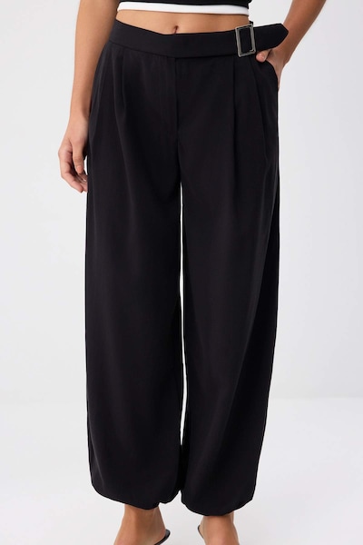 Pantaloni con pieghe in 42 Trendyol di colore nero, Visualizzazione prodotti