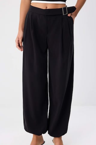 Trendyol Конический (Tapered) Брюки со складками в Черный: спереди