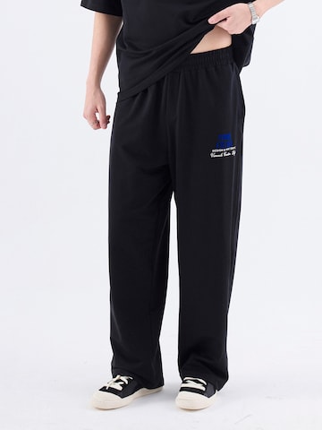 VAMOS CLO Loose fit Trousers in Black: front