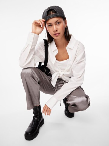 PIECES Regular Cargo Pants in Silver