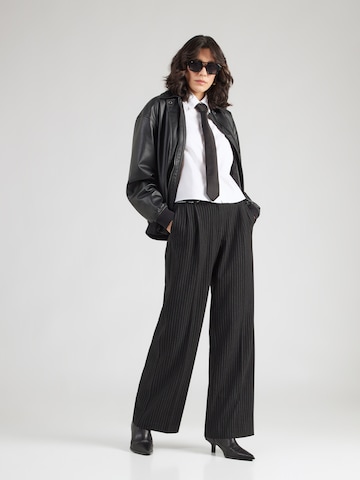 Regular Pantaloni cutați de la KARL LAGERFELD JEANS pe negru