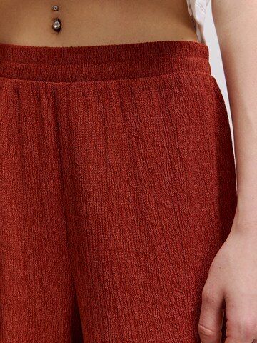 Loosefit Pantaloni 'Isobel' de la EDITED pe roșu