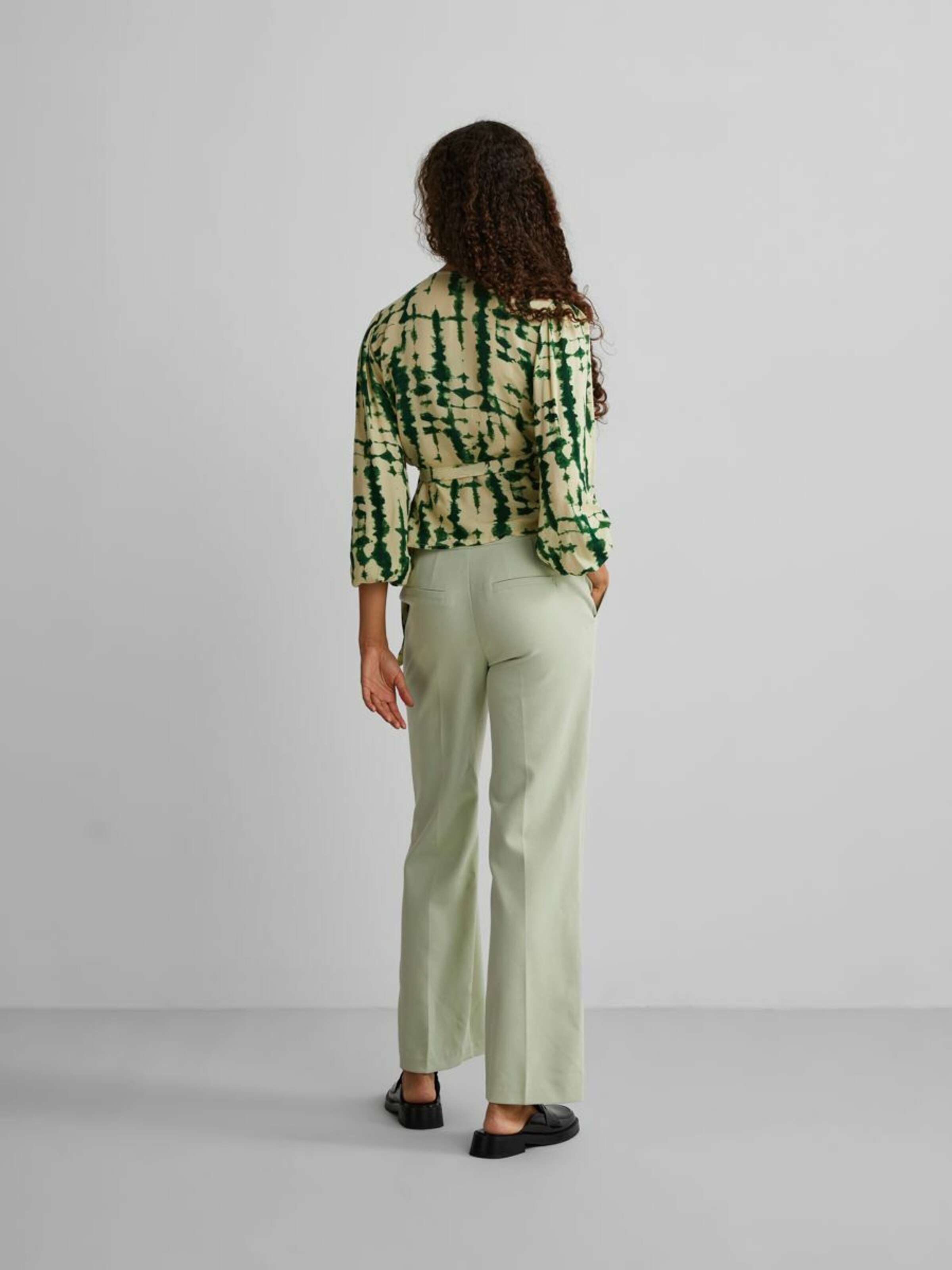Abbigliamento Sgucz Y.A.S Camicia da donna Melina in Verde Scuro 