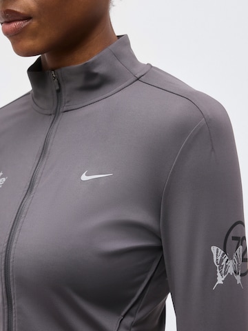 NIKE Trainingsjack 'SWIFT' in Grijs