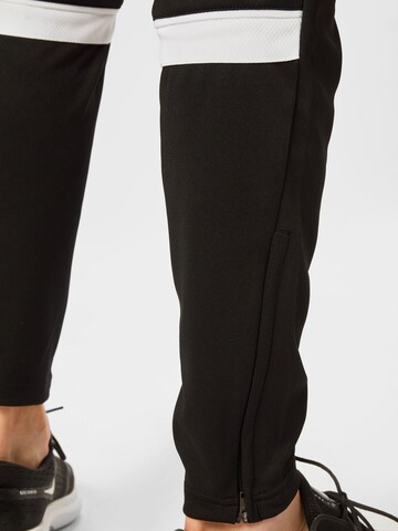 Slimfit Pantaloni sportivi di NIKE in nero