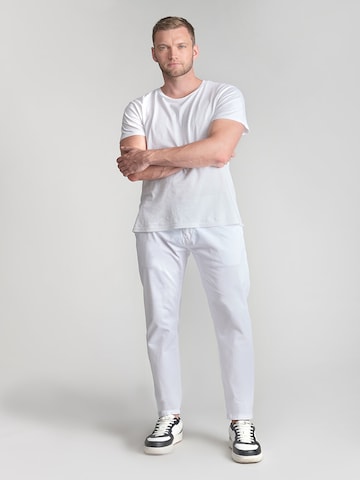 Coupe slim Pantalon chino 'Cesar' Le Temps Des Cerises en blanc