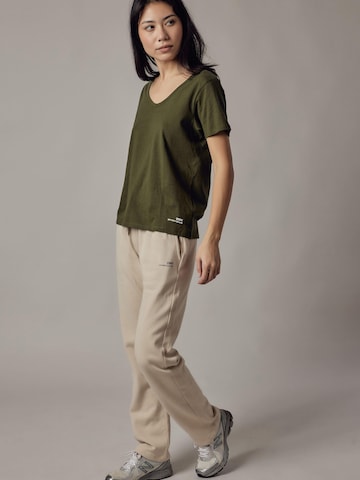 Maglietta 'T-Shirt Scollo Profondo' di OWN Off With Nature in verde