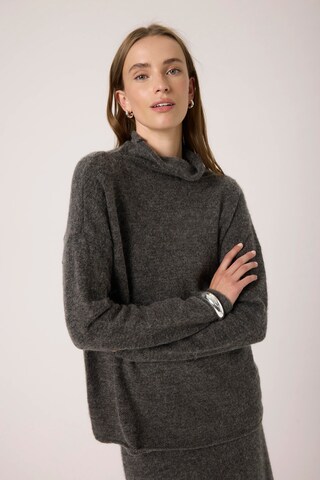 SOAKED IN LUXURY Pullover 'Miya' i grå